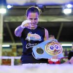 Joana Pastrana, con el cinturón de campeona del mundo en la mano, celebra su triunfo. Foto: Clara Guarde