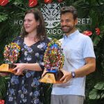 La actriz chilena Daniela Vega y el actor mexicano Eugenio Derbez posan durante la entrega del reconocimiento Xcaret