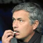José Mourinho se toma un chicle en el banquillo durante uno de los partidos del Real Madrid