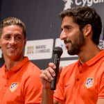 Fernando Torres y Raúl García, ante los medios en el hotel de concentración Otanisaga