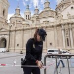 Un agente de la Policía Nacional acordona la zona próxima a la basílica del Pilar de Zaragoza, tras la explosión del artefacto el 13 de octubre de 2013