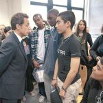 Sarkozy, ayer, habla con alumnos de un instituto cerca de París