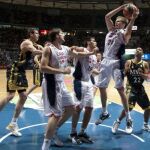 El escolta del Caja Laboral Baskonia Brad Oleson (2d), captura un rebote junto a sus compañeros Fernando San Emeterio (d) y Mirza Teletovic (2i), ante los jugadores del Real Madrid, Louis Bullock (d), y el pívot croata Ante Tomic (i)
