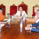 Mar Cabrejas y Carmen Llombart, Pilar de la Oliva, Gabriela Bravo y el secretario autonómico, Ferran Puchades