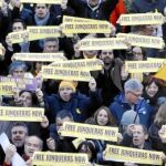 Decenas de ciudadanos se concentraron ayer frente al ayuntamiento de Sant Vicenç dels Horts (Barcelona) con motivo de los cien días de Oriol Junqueras en prisión