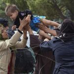 La policía de Macedonia permitió hoy la entrada al país de cientos de refugiados que esperaban en la frontera con Grecia