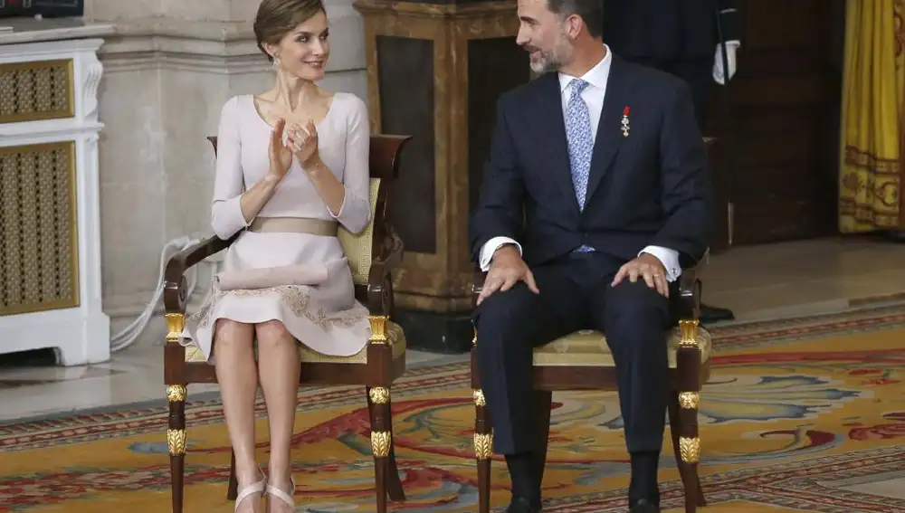La Reina Letizia aplaude tras el discurso del rey, durante la ceremonia de imposición de condecoraciones de la Orden del Mérito Civil, en el aniversario de la proclamación de Felipe VI