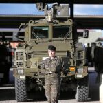 La capitán Tania Tello, en la base Príncipe de la BRIPAC, junto a uno de los blindados RG-31 con los que se desplegó en Afganistán en 2013 cuando estaba al mando de una sección de zapadores que limpiaba las rutas de explosivos