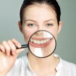 Los dientes frontales generalmente tienen una sola raíz, pero los dientes posteriores pueden tener hasta tres raíces