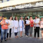 Profesionales de la unidad de reproducción asistida de Granada y madres, a las puertas del hospital / Foto: Pepe Torres