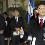 El nuevo ministro de Relaciones Exteriores hondureño, Enrique Ortez Colindres (d), habla con los medios