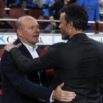 El entrenador del Real Betis Balompié Pepe Mel (i) saluda al entrenador del FC Barcelona Luis Enrique, al comenzar el partido en el Camp Nou