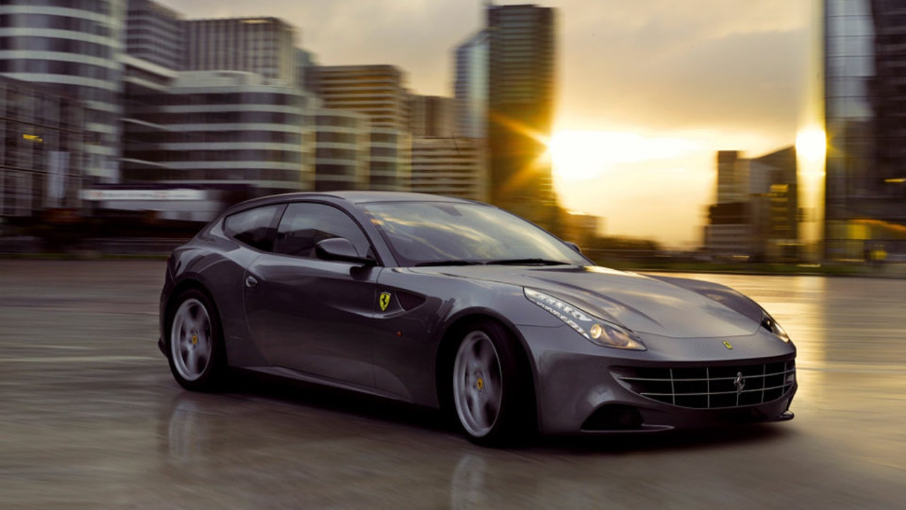 Un Ferrari y un Mercedes de alta gama requisados al narcotráfico, a subasta por 150 euros