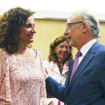 El ministro de Hacienda, Cristóbal Montoro, y la consejera del ramo en la Junta, María Jesús Montero