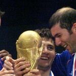Pires y Zidane, con la Copa del Mundo