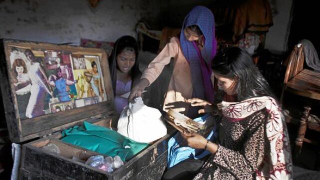 Las hijas de Asia Bibi observan algunas pertenencias de su madre