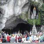 Peregrinos visitan la gruta de la virgen en Lourdes/Efe