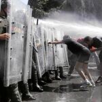 Un grupo de universitarios se enfrenta a la Guardia Nacional en Caracas