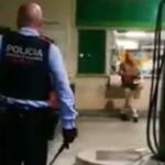 Un agente vigila al hombre armado con una motosierra