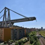 Vista de los restos del puente Morandi, que se derrumbó el martes en Génova. Foto: Efe