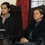 Monserrat González (d), autora confesa del crimen de la presidenta de la Diputación de León, Isabel Carrasco, junto a su hija y segunda acusada Triana Martínez (i), durante la nueva jornada del juicio