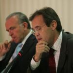 Gual (a la derecha) acompañado de Isidró Fainé
