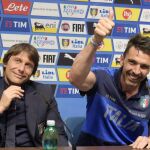 El seleccionador italiano, Antonio Conte (i) junto al portero, Gianluigi Buffon (d) durante una conferencia de prensa en Malta, el pasado día 28