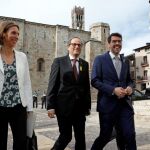 El presidente de la Generalitat, Quim Torra (c), junto al alcalde de La Seu d'Urgell, Albert Batalla (d), y la consellera de Empresa y Conocimiento, Àngels Chacón (i) / Efe