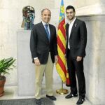 El presidente Camps impuso al futbolista Albiol la Cruz de Honor de Jaume I el Conqueridor