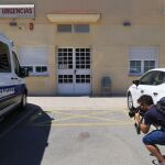Alrededores del centro de salud de la localidad granadina de Dúrcal, donde el presunto asesino abandonó el cuerpo de su pareja, que deja un bebé huérfano / Foto: Efe