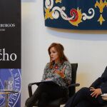 Silvia Clemente junto con el profesor Santiago Bello en la conferencia que ofreció en la Universidad de Burgos
