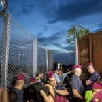 Un vagón equipado con alambre de púas permanece en la frontera entre Hungría y Serbia