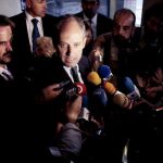 El presidente de la Generalitat, Francisco Camps, se dirige a los periodistas