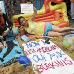Defensoras del «burkini» en Londres protestaron ayer delante de la embajada francesa