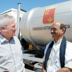 El presidente Valcárcel, junto al ministro de Cooperación saharaui, Salek Baba, durante su visita a la potabilizadora