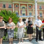 Miembros de la asociación Amuvite, ayer, durante el homenaje a las víctimas en la Glorieta de España