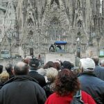 Los alrededores de la Sagrada Familia recobraron ayer la normalidad aunque varios detalles, como el atril donde el Papa rezó el Ángelus, recordaban la ceremonia multitudinaria