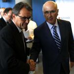 El presidente de la Generalitat, Artur Mas(i), se despide del líder de Unió, Josep Antoni Duran Lleida(d),