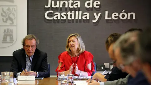 Un instante de la reunión del vicepresidente De Santiago-Juárez y la consejera Pilar del Olmo con los delegados territoriales