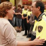 Ada Colau, con un agente de la Guardia Urbana de Barcelona.