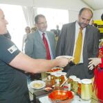 La consejera de Agricultura y Ganadería, Silvia Clemente, y José Luis Martínez Guijarro degustan un alimento de la carpa de «Artesanos Tierra de Sabor», en presencia del gerente de la Asociación, Gerardo Merino