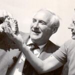 El matrimonio Louis y Mary Leakey examinando una mandíbula