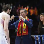 Pau Gasol recibe la medalla de campeón de Europa de manos del Rey Felipe VI