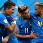 Coutinho celebra el 1-0 con sus compañeros. EFE
