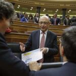 Montoro conversa con varios diputados al finalizar hoy el pleno del Congreso en el que se han aprobado definitivamente los presupuestos.