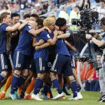 Los jugadores de Japón celebran uno de los goles del equipo nipón.