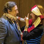 Alfonso Ussía y María José Navarro, con las bufandas de sus equipos
