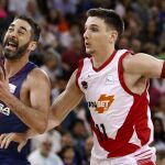 El escolta del FC Barcelona Lassa, Juan Carlos Navarro (i), avanza con la pelota ante la presencia de Matt Janning (d), del Kirolbet Baskonia, durante el cuarto partido de los play off. EFE/Andreu Dalmau