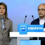 La secretaria general del PP, María Dolores de Cospedal (i), y el portavoz económico del partido, Cristóbal Montoro