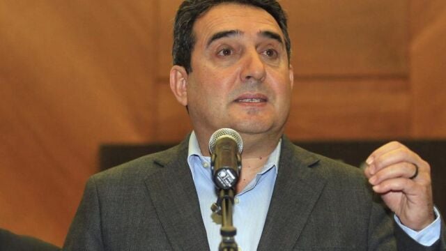 El alcalde de Sabadell (Barcelona), Manuel Bustos (c), acompañado por otros integrantes de su equipo de gobierno, durante la rueda de prensa que ha ofrecido esta mañana tras ser imputado en la causa sobre una supuesta trama de corrupción vinculada a recalificaciones urbanísticas.